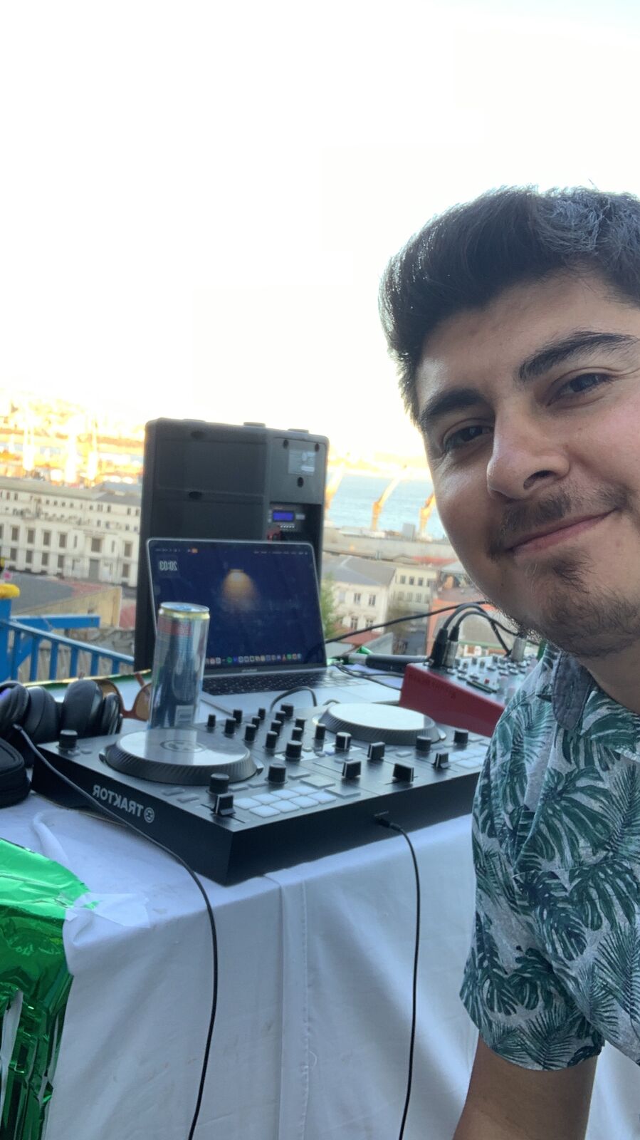 Mapachiin se toma una selfie en la cabina de un rooftop al atardecer