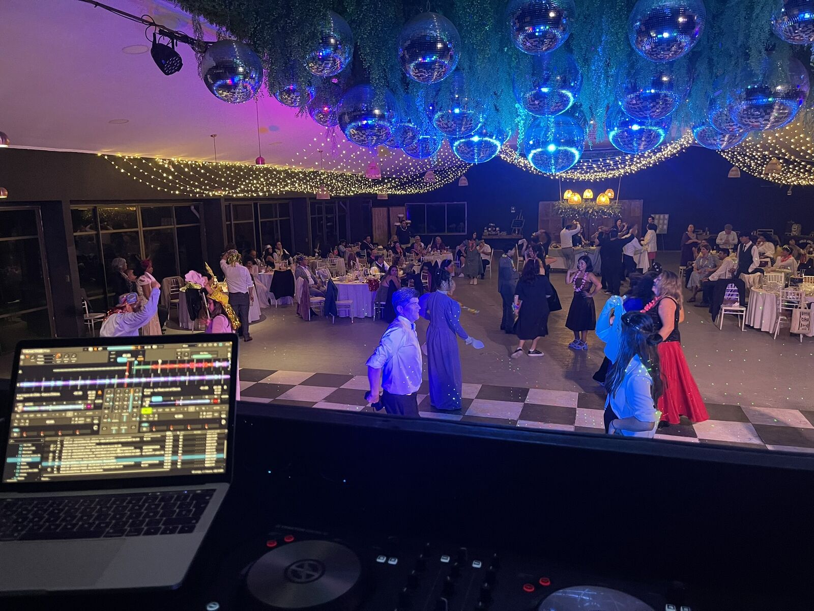 Pista de una fiesta de gala con piso a cuadros