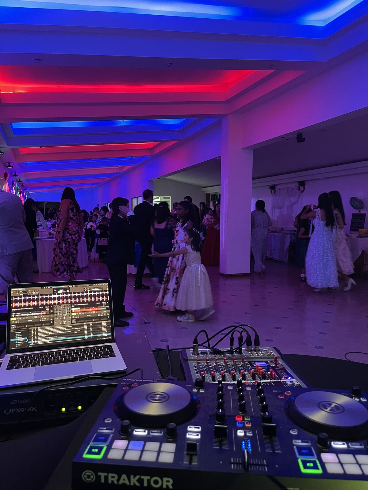 Controlador Traktor en un salón de matrimonio
