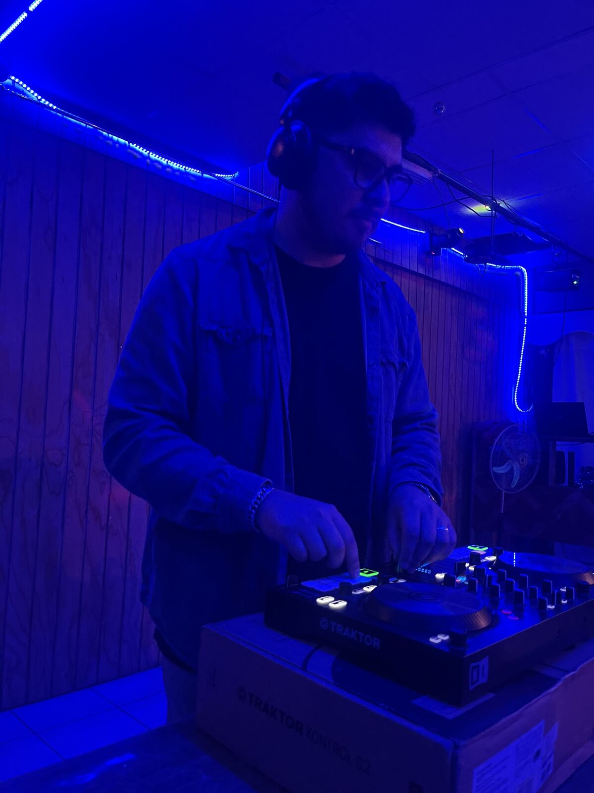 DJ mezclando bajo luz azul