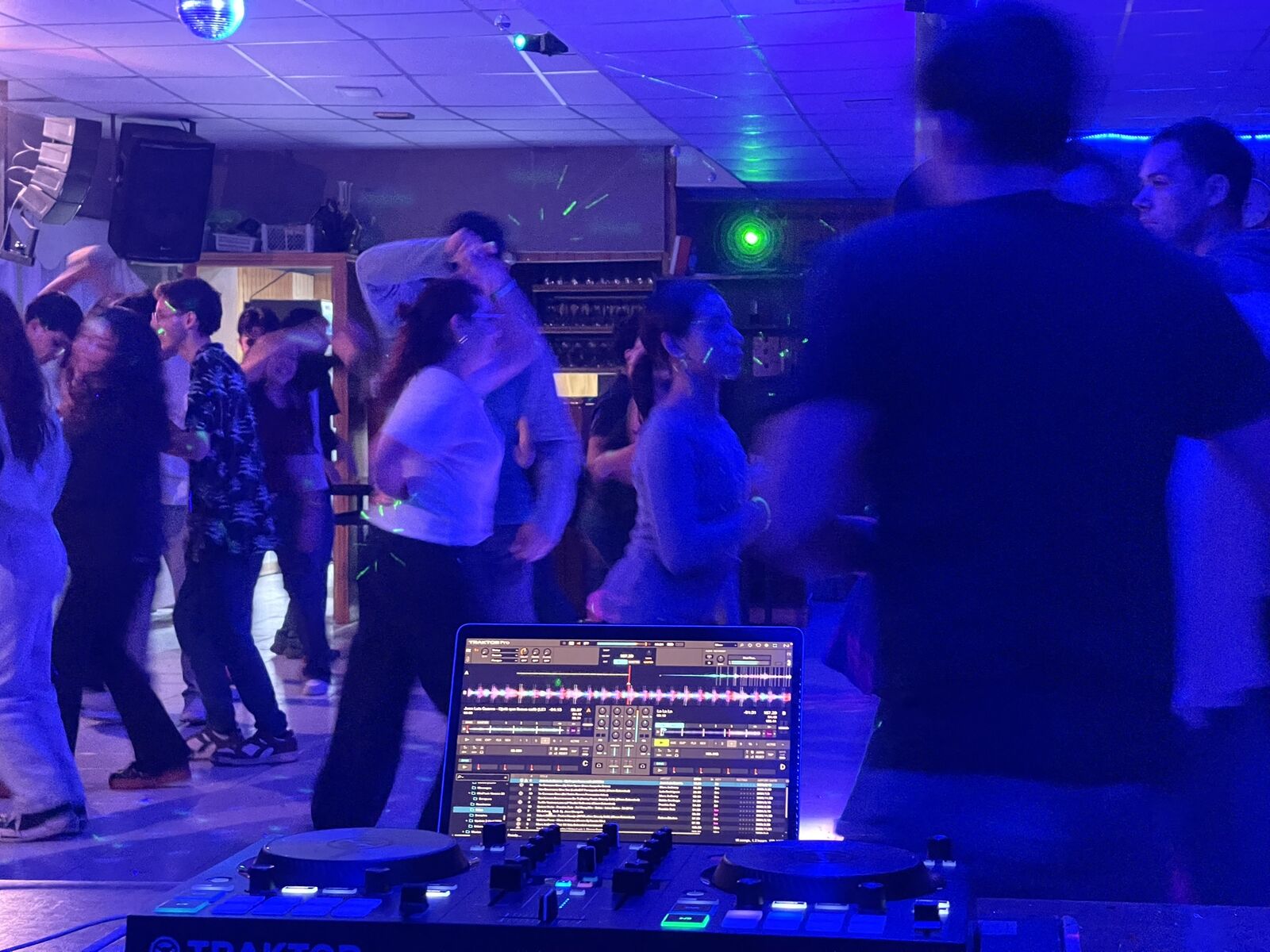 Invitados bailando junto a la cabina