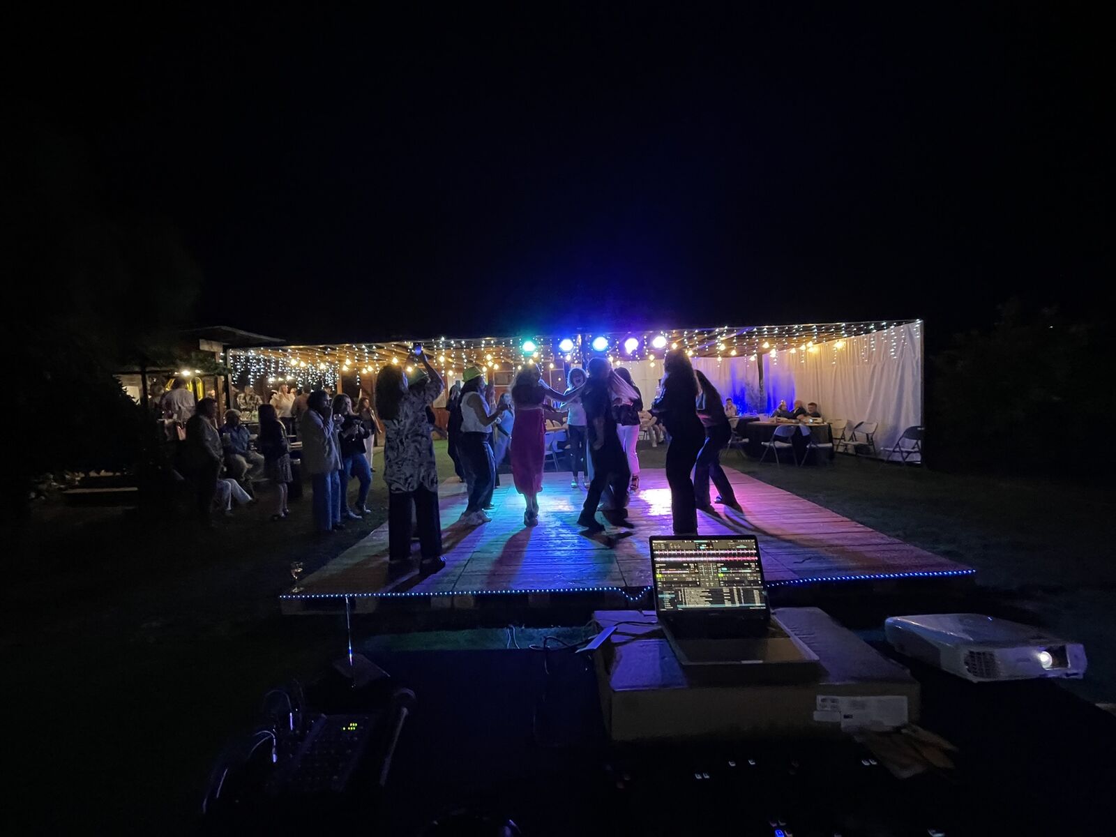 Evento en carpa al aire libre de noche