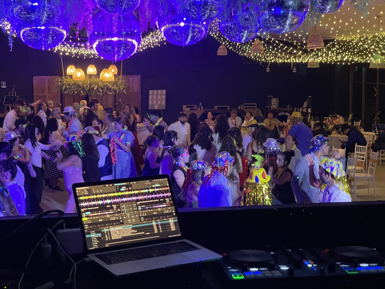 Pista de una graduación con bolas disco